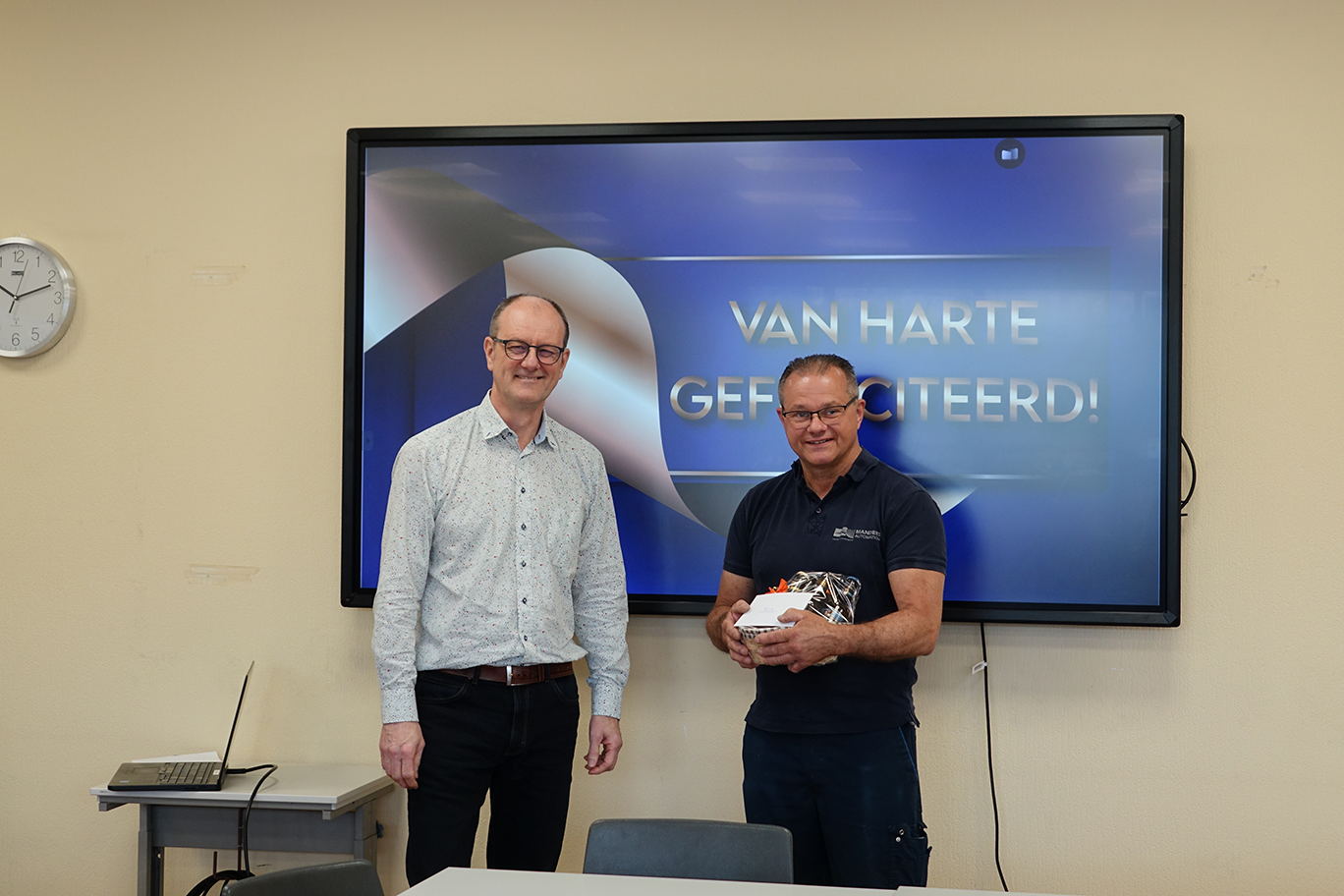John Thijssen feliciteert Huub Cox met zijn 10-jarig jubileum bij Manders Automation